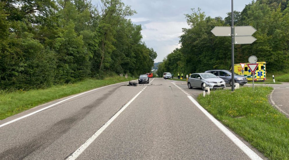 Rüfenach AG: Motorradfahrer (19) schwer verunfallt