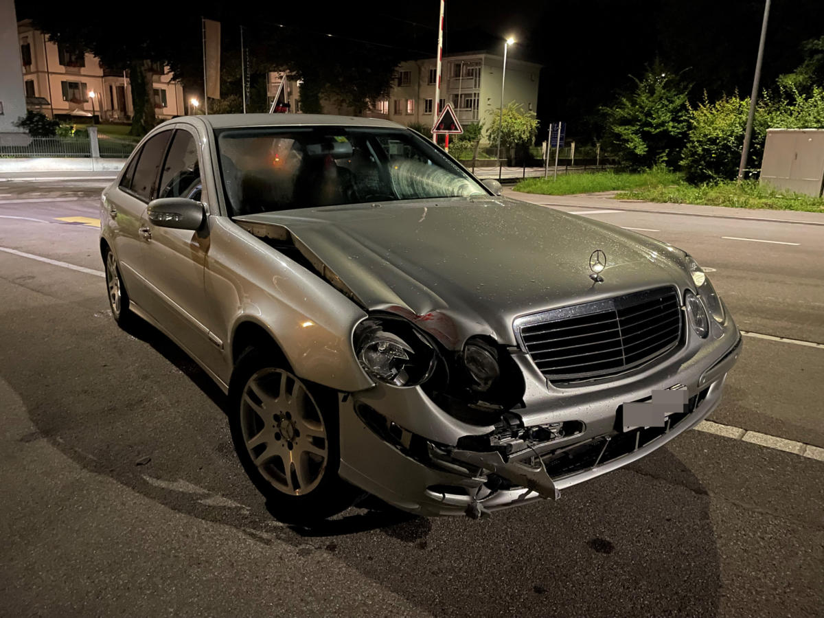 Frauenfeld TG: Betrunkener Mercedes-Fahrer baut Selbstunfall - Vimarsana News