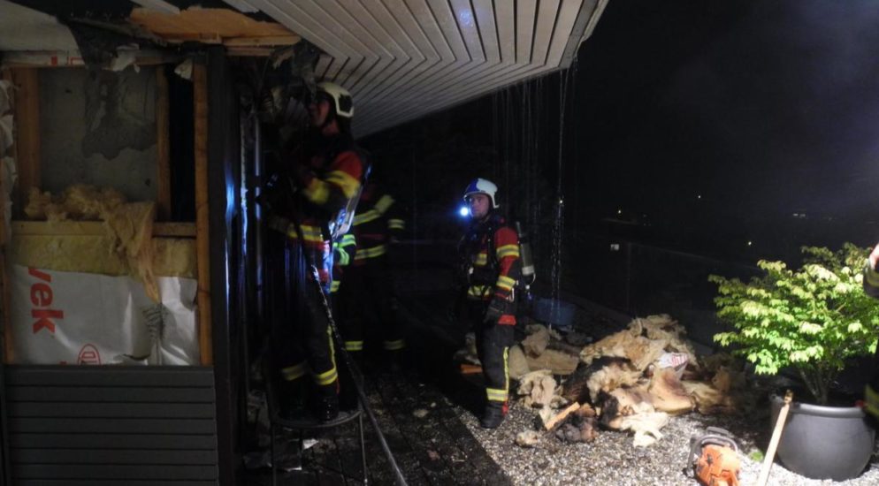 Euthal SZ - Feuerwehr löscht Mottbrand im Bereich einer Hausfassade