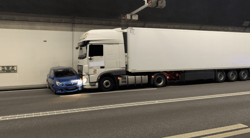 Flurlingen SH - Lastwagenchaffeur übersieht Auto bei Spurwechsel