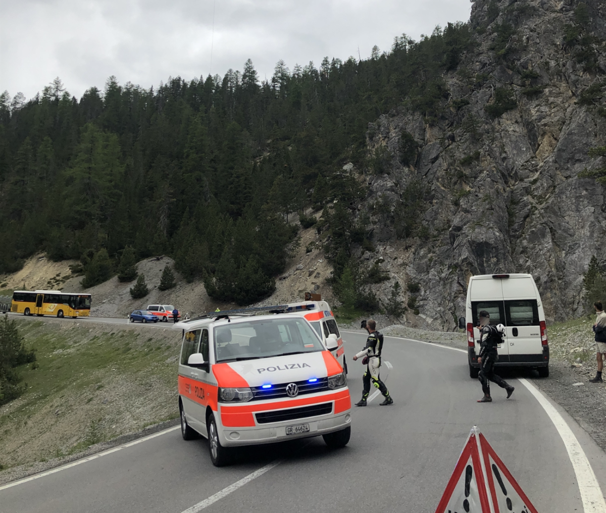 Ofenpass GR - Lenker verliert die Kontrolle über Motorrad und stürzt in Bachbett - Vimarsana News