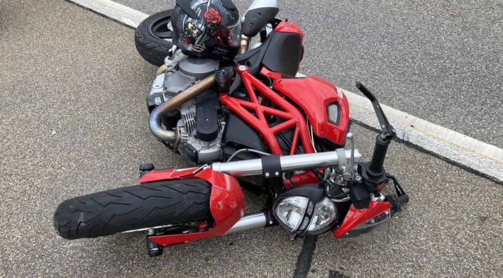 Motorradlenker touchiert den Bordstein bei Selbstunfall in Bilten
