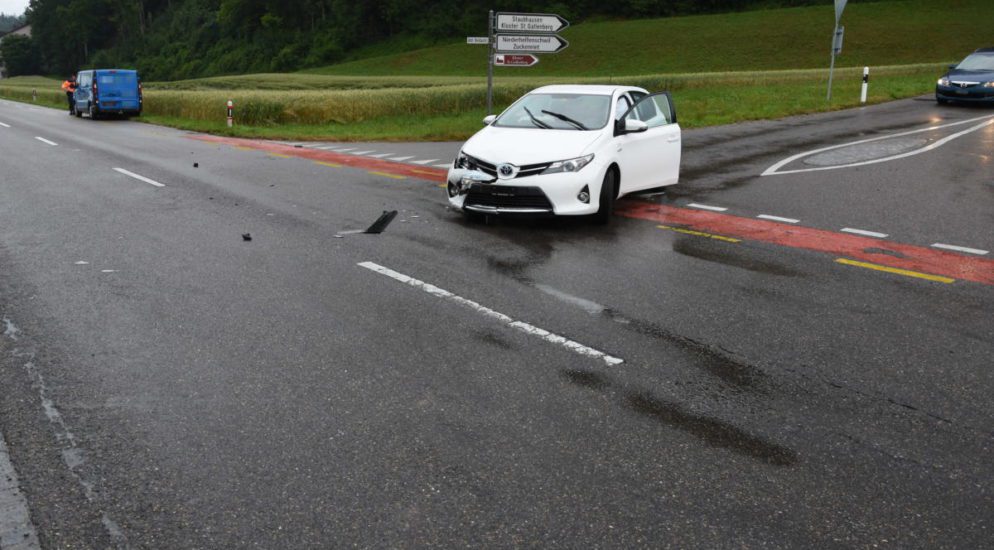 Oberbüren SG: Auto prallt bei Verkehrsunfall in Lieferwagen