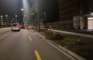 Zürich: Mercedes-Fahrer baut heftigen Verkehrsunfall
