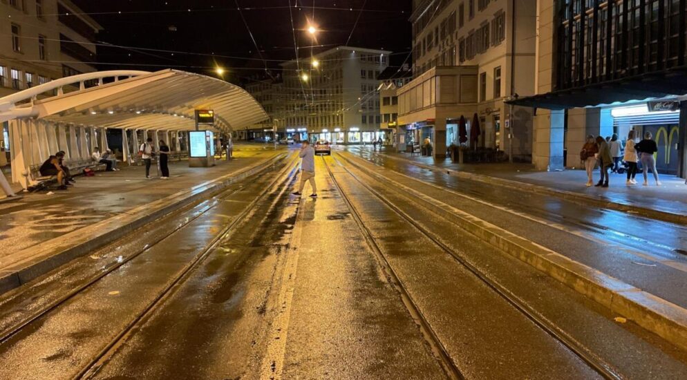 Unfall St.Gallen SG: Abgelenkter Autofahrer erfasst Fussgänger