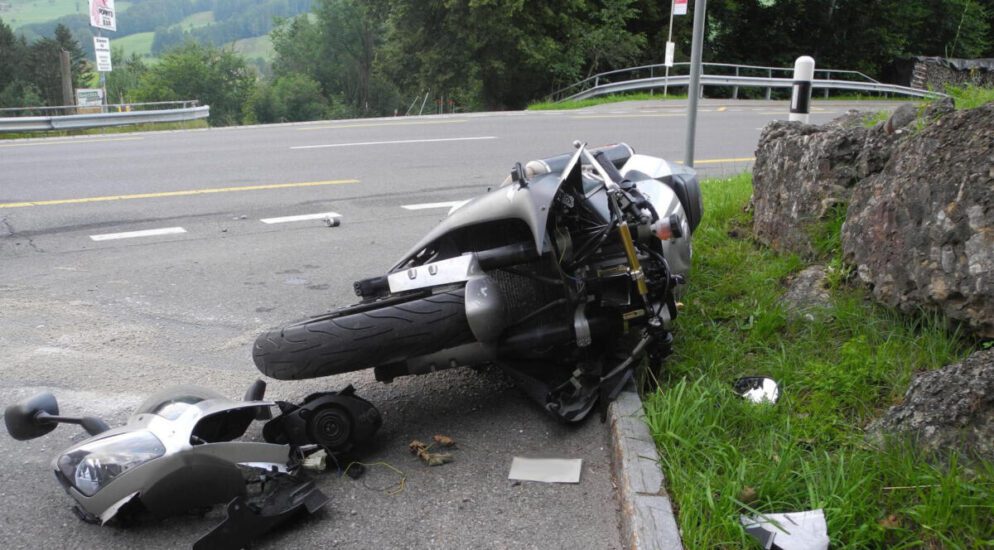 Steinen SZ - Kontrolle über Motorrad verloren und schwer gestürzt