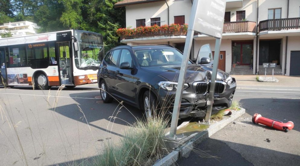 Verkehrsunfall zwischen Linienbus und Personenwagen in Wollerau