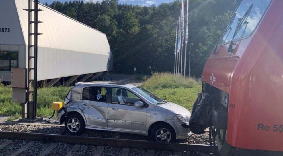 Unfall zwischen Personenwagen und S4 der Sihltalbahn in Langnau