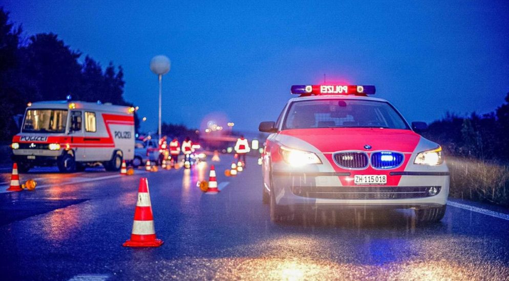 Zollikerberg ZH - Polizist muss sich vor flüchtendem Automobilist retten