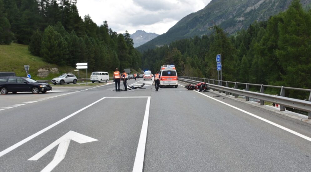 Champfèr GR: Motorradlenker bei Verkehrsunfall mittelschwer verletzt
