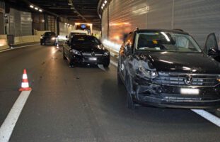 Sonnenbergtunnel Luzern: Crash zweier PW und eines Lieferwagen auf A2
