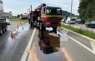 Hunzenschwil AG - Heftige Kollision zwischen zwei Lastwagen