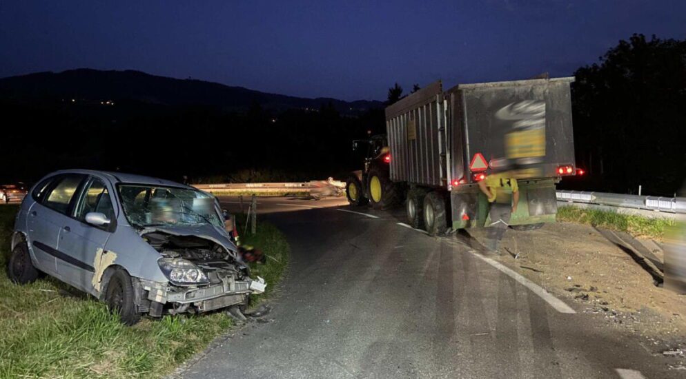 Autofahrer ohne Führerausweis baut Unfall mit Traktor in Autigny FR