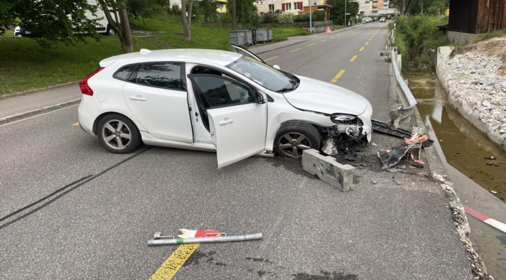 Schaffhausen - Crash in Leitplanke bei Selbstunfall endet mit Totalschaden
