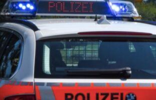Basel-Stadt BS - Viele Verkehrsunfälle: Fahrerin (73) knallt gegen Auto und haut ab