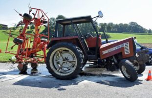 PW und Traktor nach Verkehrsunfall in Schötz abgeschleppt