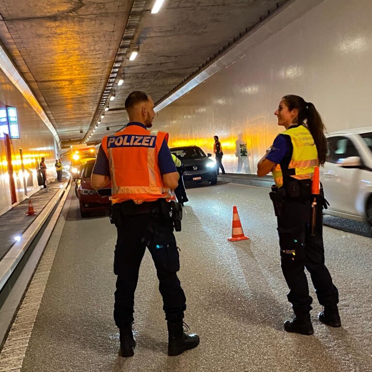 Polizei-Basel-Landschaft-pr-ft-70-Fahrzeuge-und-deren-Lenker