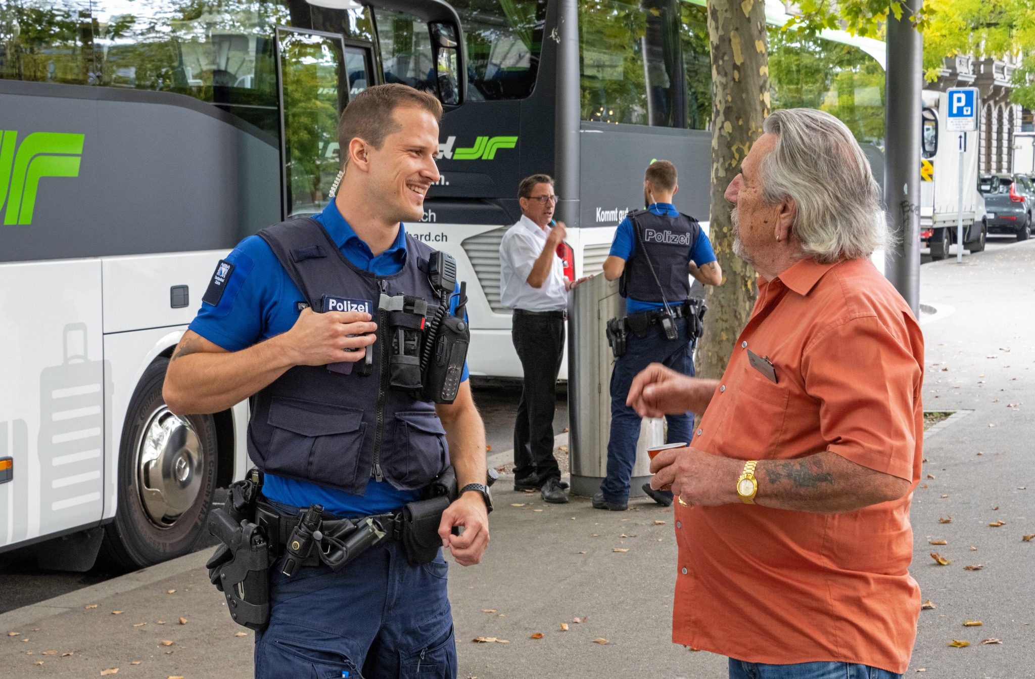 Velos ersetzen Streifenwagen: Stadtpolizei Zürich rüstet ihre E-Bikes mit  Blaulicht und Sirene auf
