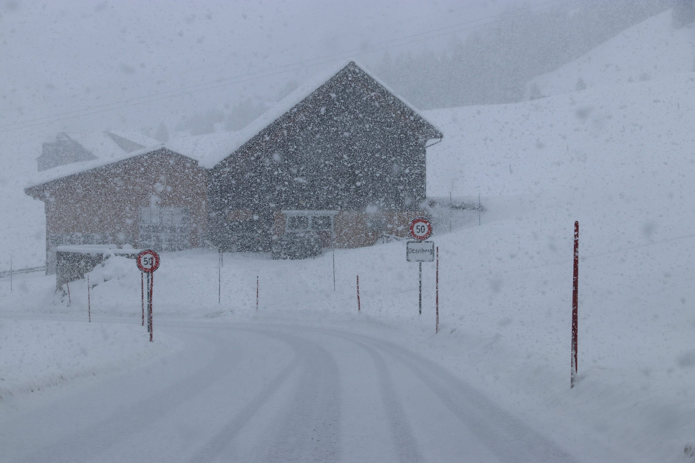 Auch in den Voralpen ist so etwas wie Winter eingekehrt. Hier in Oberiberg mit rund 35 cm Schnee (Messung des SLF-Beobachters) dürfte bald der Strassenwetterdienst zum Einsatz kommen. (Foto: D. Gerstgrasser)