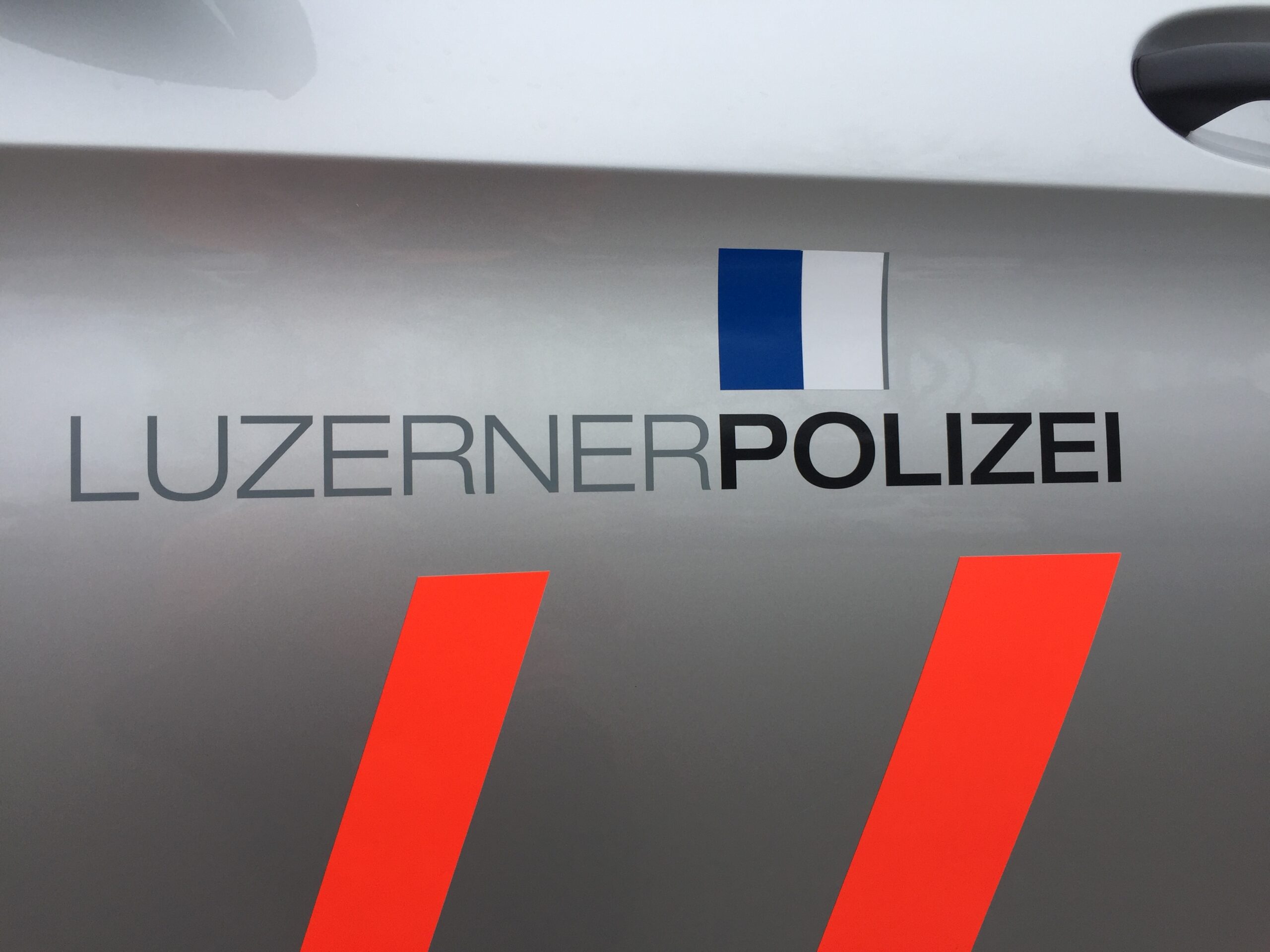 Unter dem Motto: Schnell-kompetent - Hilfsbereit sorgt die Polizei Luzern nach den Regelungen des Polizeigesetzes für die Aufrechterhaltung der öffentlichen Sicherheit und Ordnung. (Bildquelle: Philipp Ochsner)