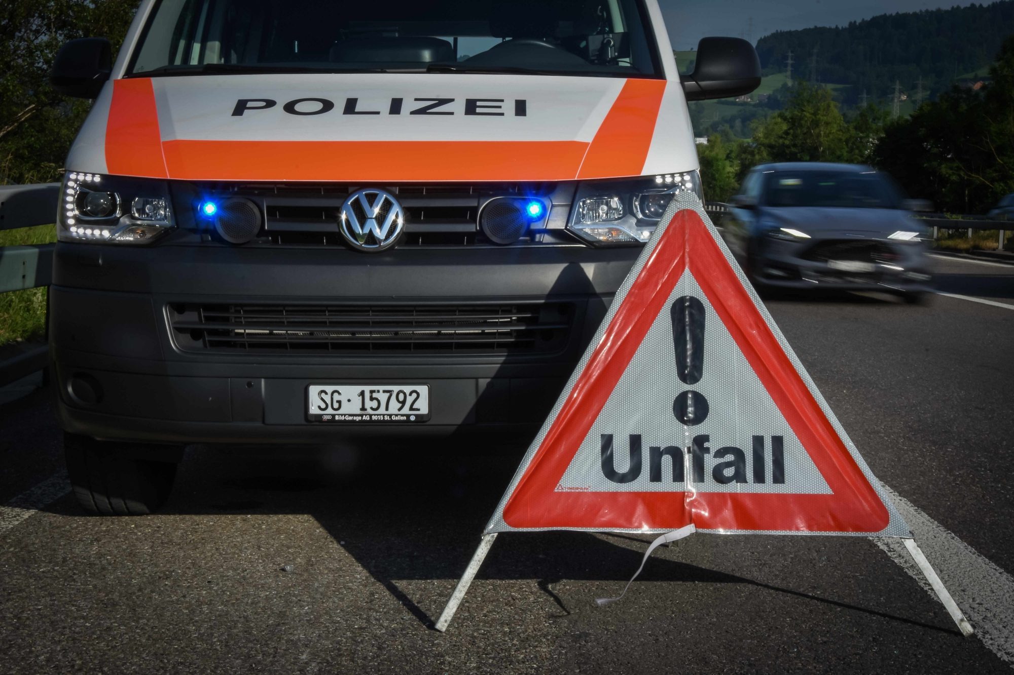 Bei Unfällen ist die Kapo St.Gallen schnell zur Stelle. (Bildquelle: Kapo St.Gallen)