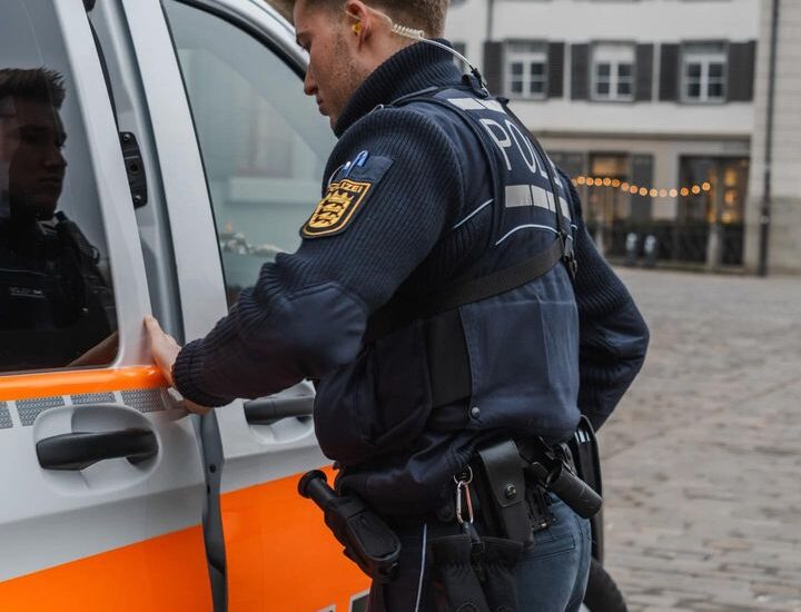 Stadtpolizei-St-Gallen-Schaut-euch-mal-die-Polizeiuniform-auf-dem-Foto-an