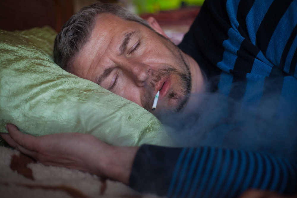 Rauchen im Bett kann schlimme Brände auslösen. (Bild: Emvat Mosakovskis -shutterstock.com)